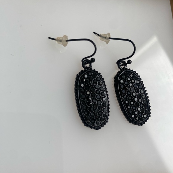 Black earrings - Picture 2 of 3